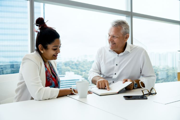 Executive Vice President, Technical, Ralph Juhl, er baseret i Singapore og deltog i snakken om diversitet via Teams. Her taler han med kaptajn Suneha Gadpande, der er en af Hafnias Marine Superintendents.