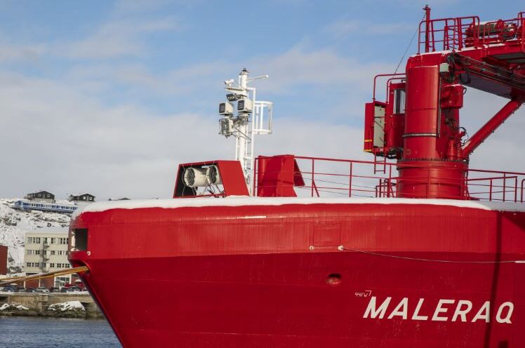 Maleraq Arctica har base i havnen i Nuuk, hvor UFDS besøger fartøjet i midten af marts 2023.
