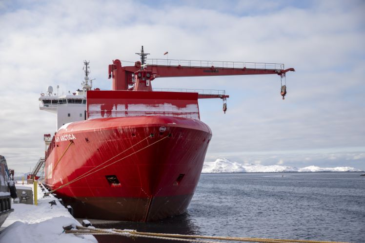 Mary Arctica in the port of Nuuk, where UFDS visited her in mid-March. The two cranes can lift 45 tons each with a reach of just under 30 meters.